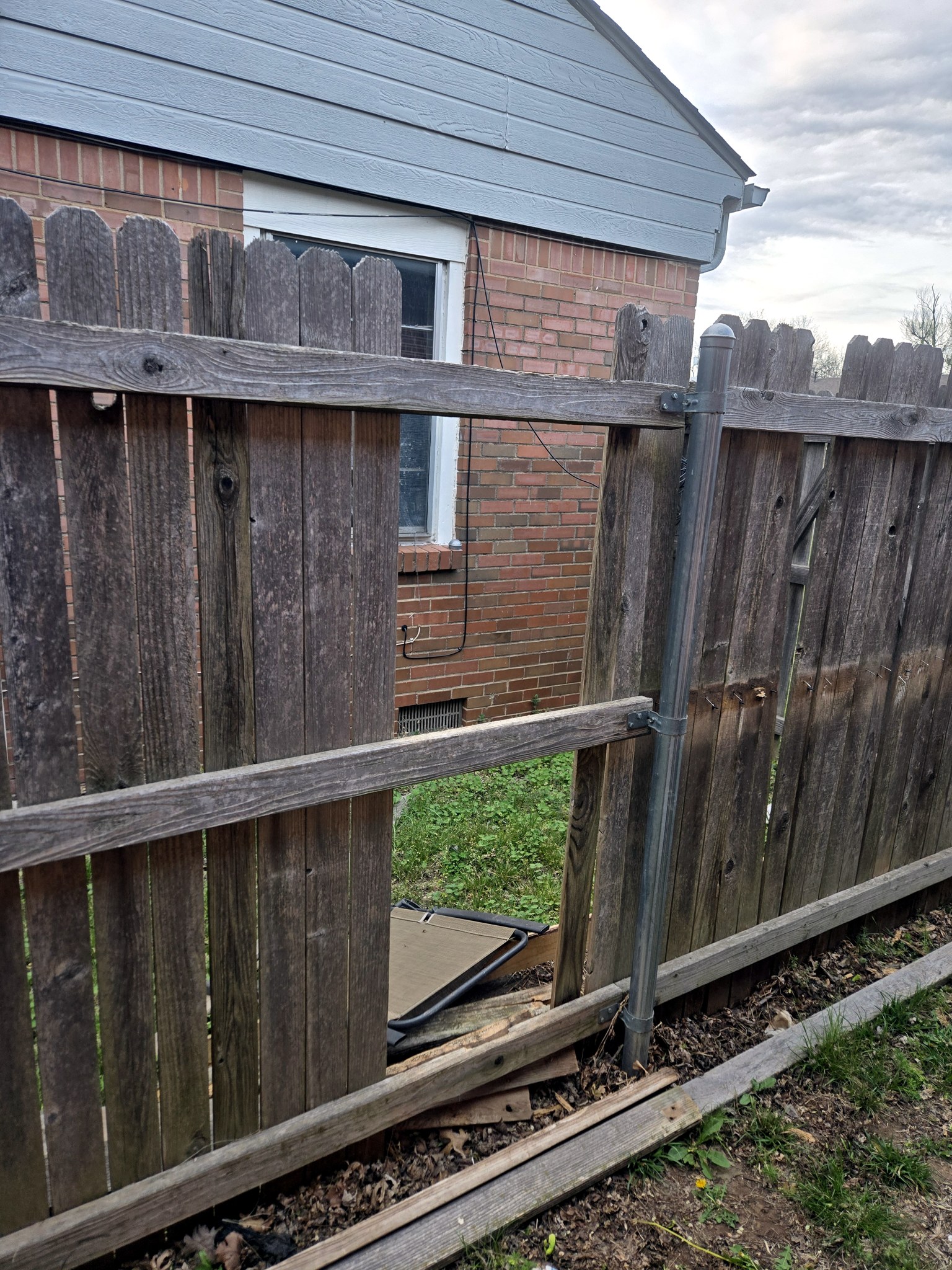 Worn fence before replacement
